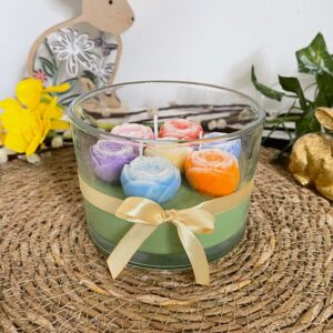 Świeca sojowa z kwiatami w szkle