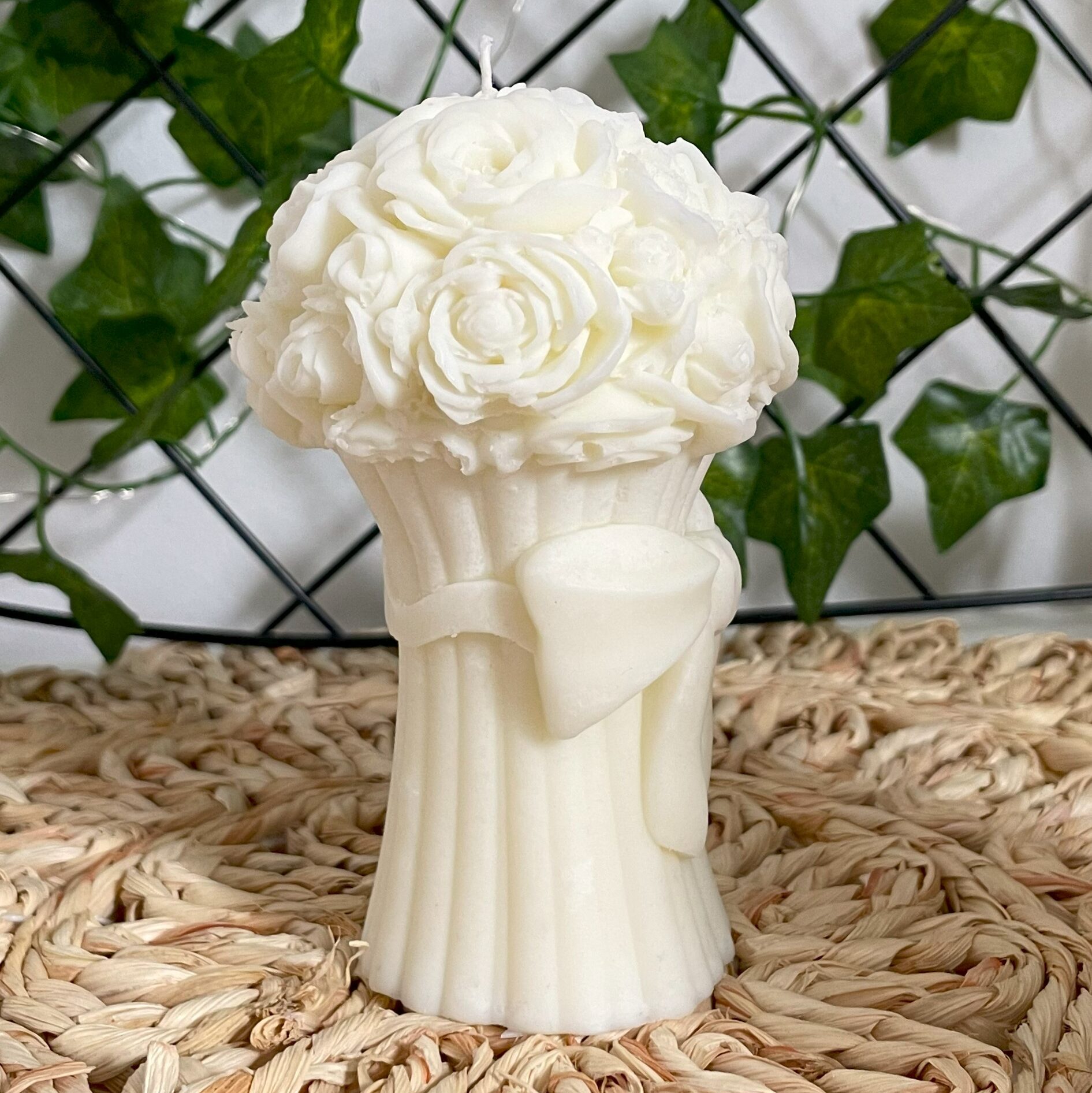 świeca sojowa w kształcie bukietu róż - obrazek 2