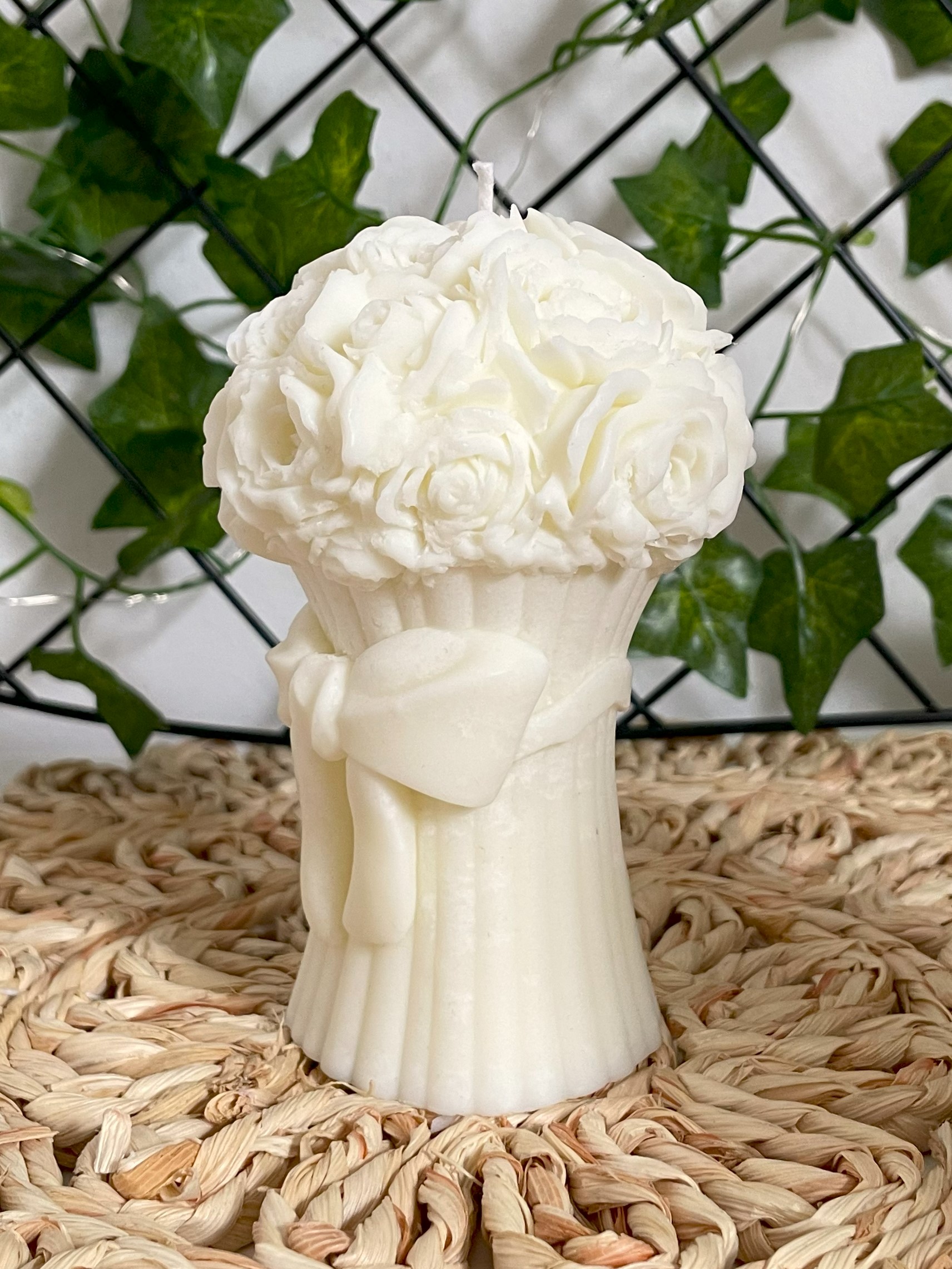 świeca sojowa w kształcie bukietu róż - obrazek 4