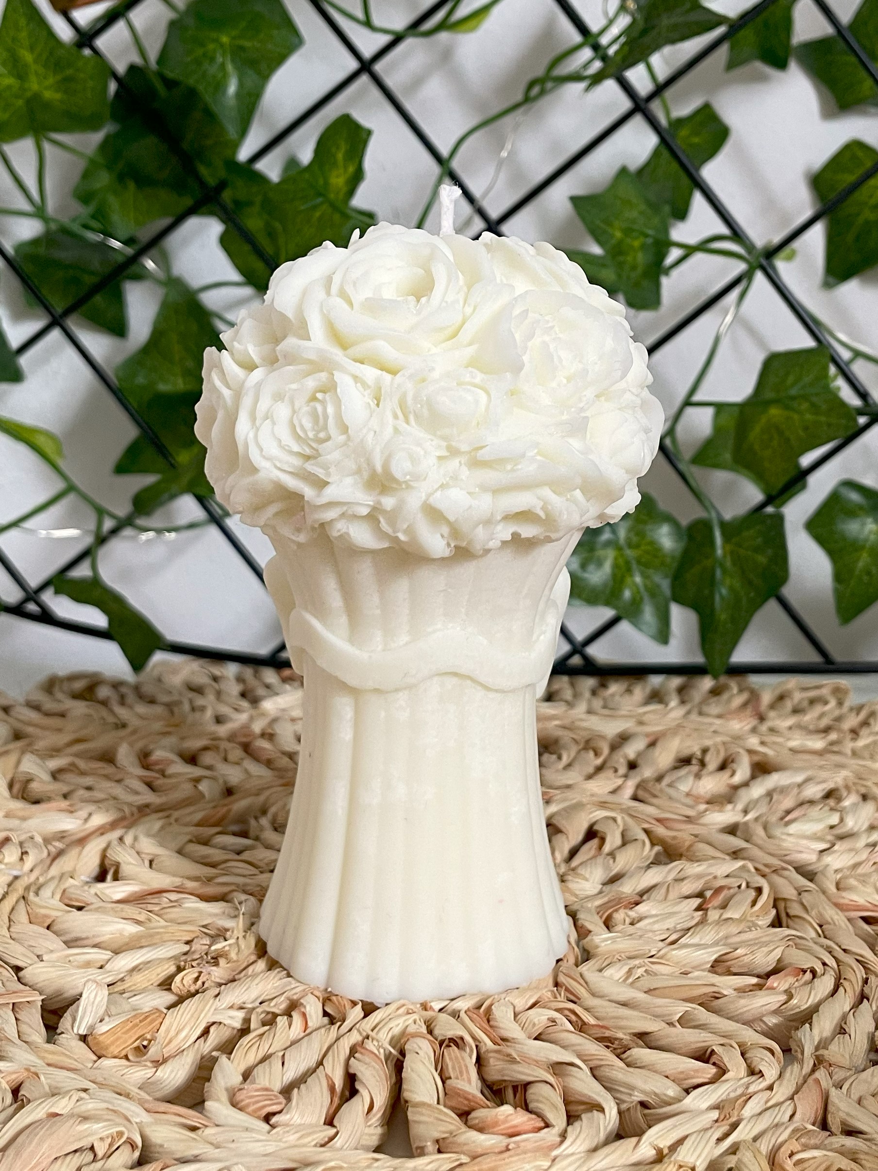 świeca sojowa w kształcie bukietu róż - obrazek 3