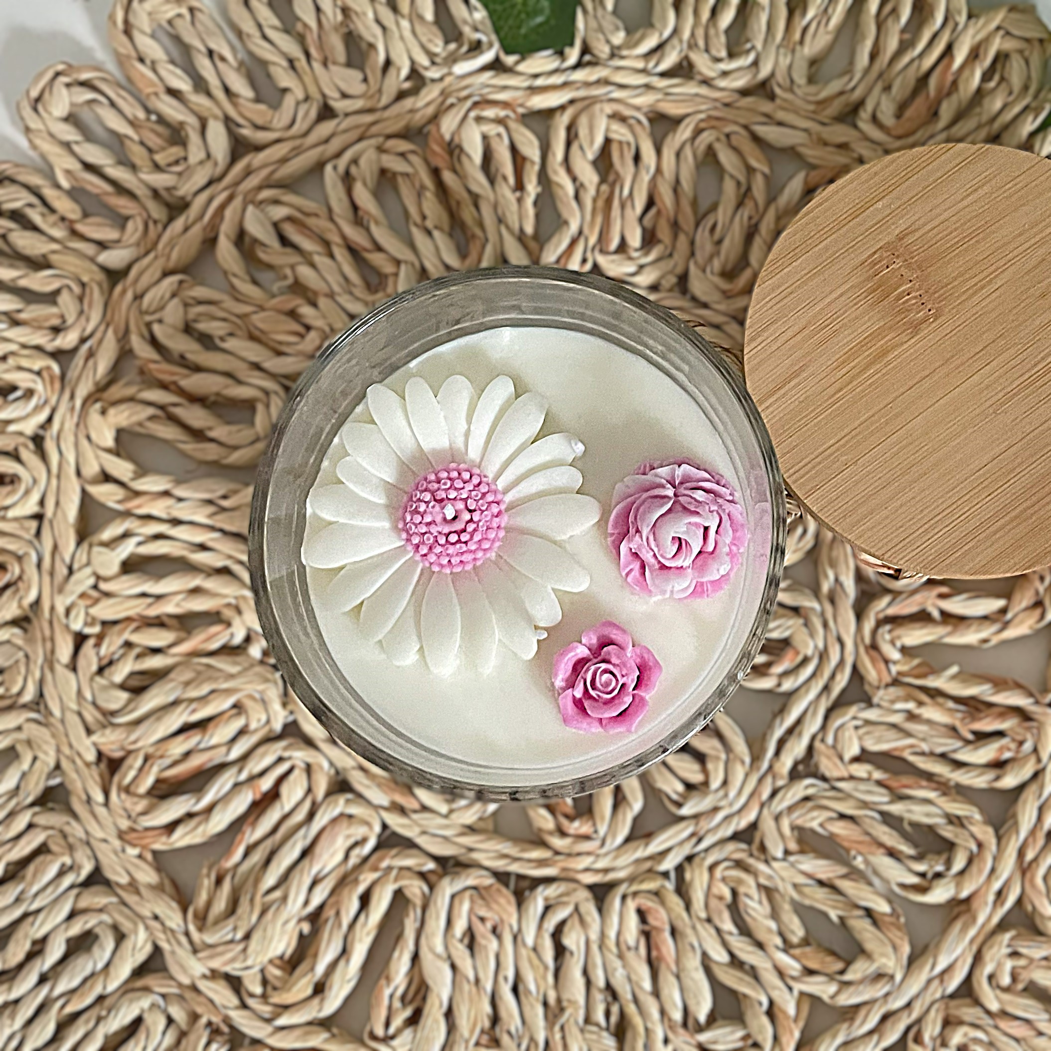 Świeca sojowa z kwiatami - obrazek 4