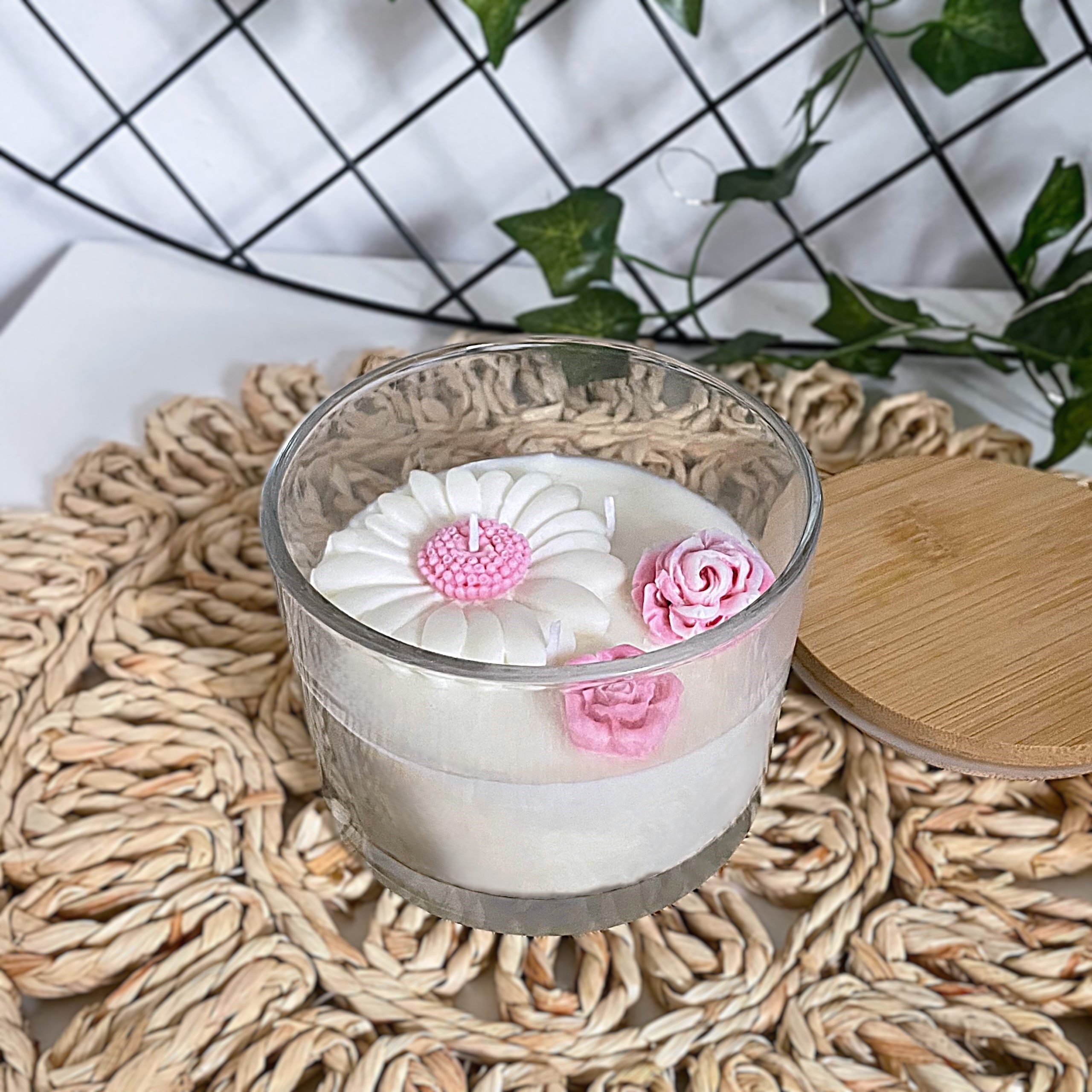 Świeca sojowa z kwiatami - obrazek 5