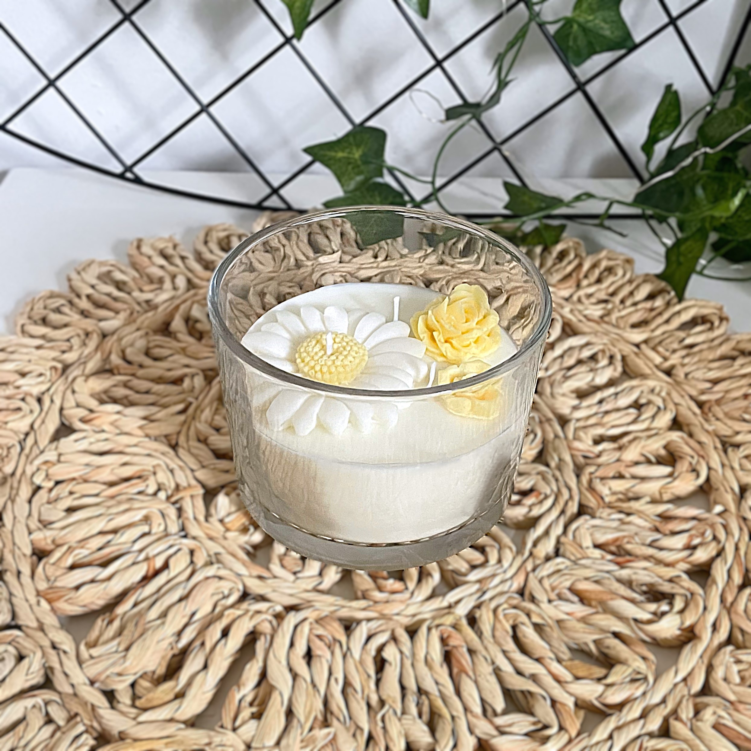 Świeca sojowa z kwiatami - obrazek 2