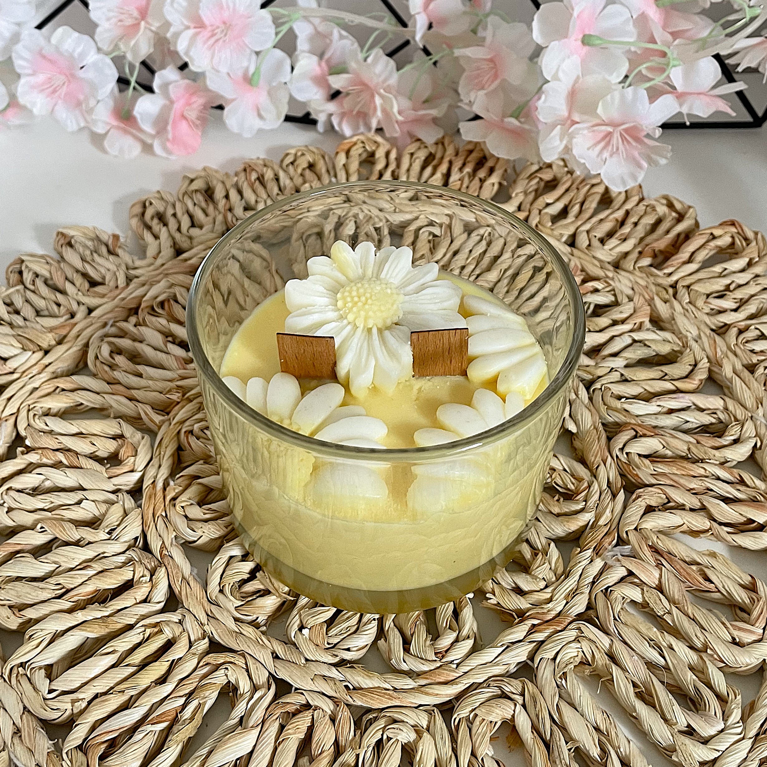 Świeca sojowa z motywem stokrotek - obrazek 3