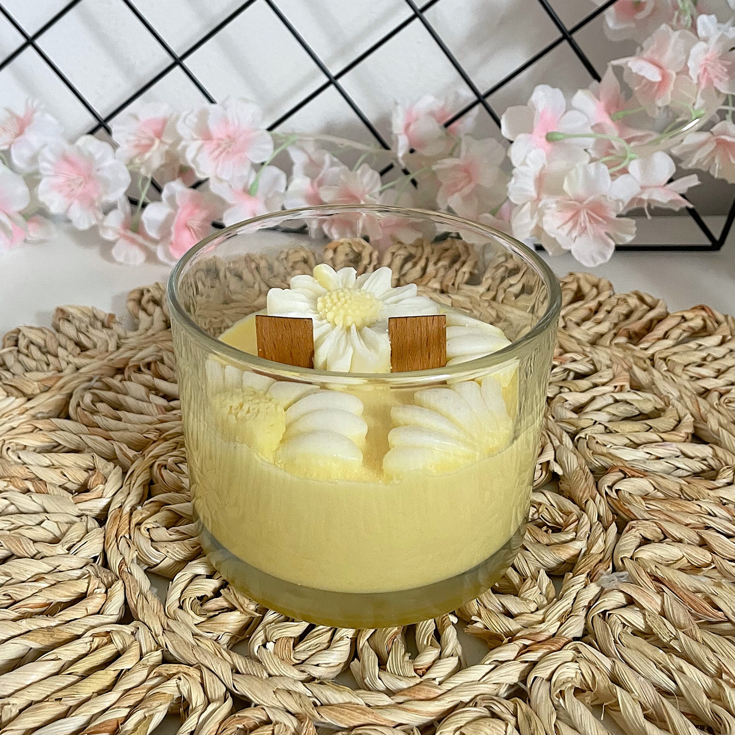 Świeca sojowa z motywem stokrotek - obrazek 4