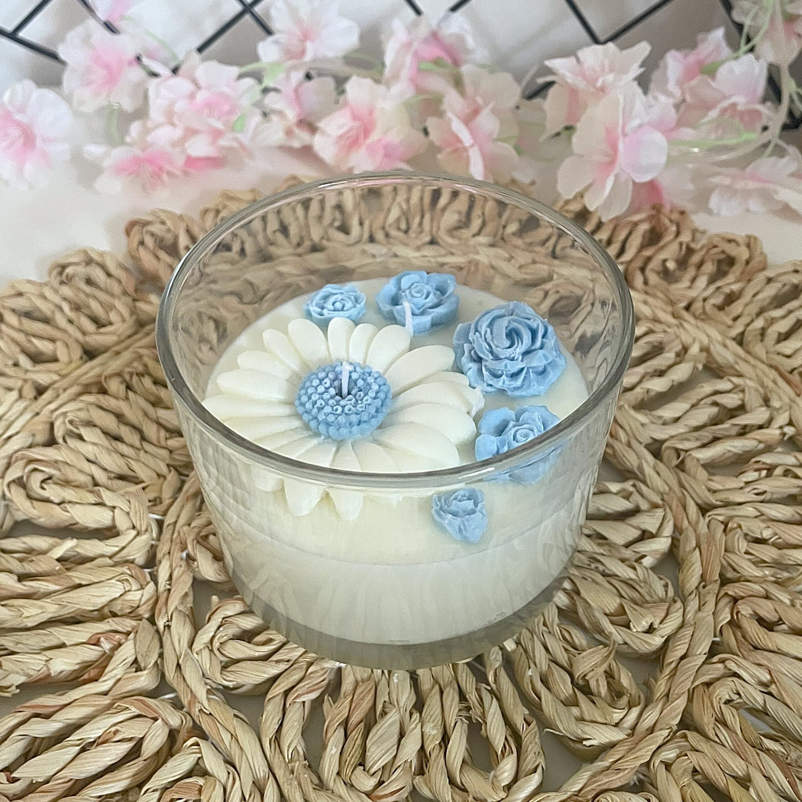 Delikatna świeca motywem kwiatów - obrazek 3