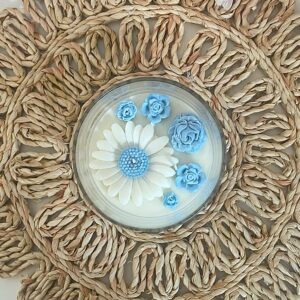 Delikatna świeca motywem kwiatów