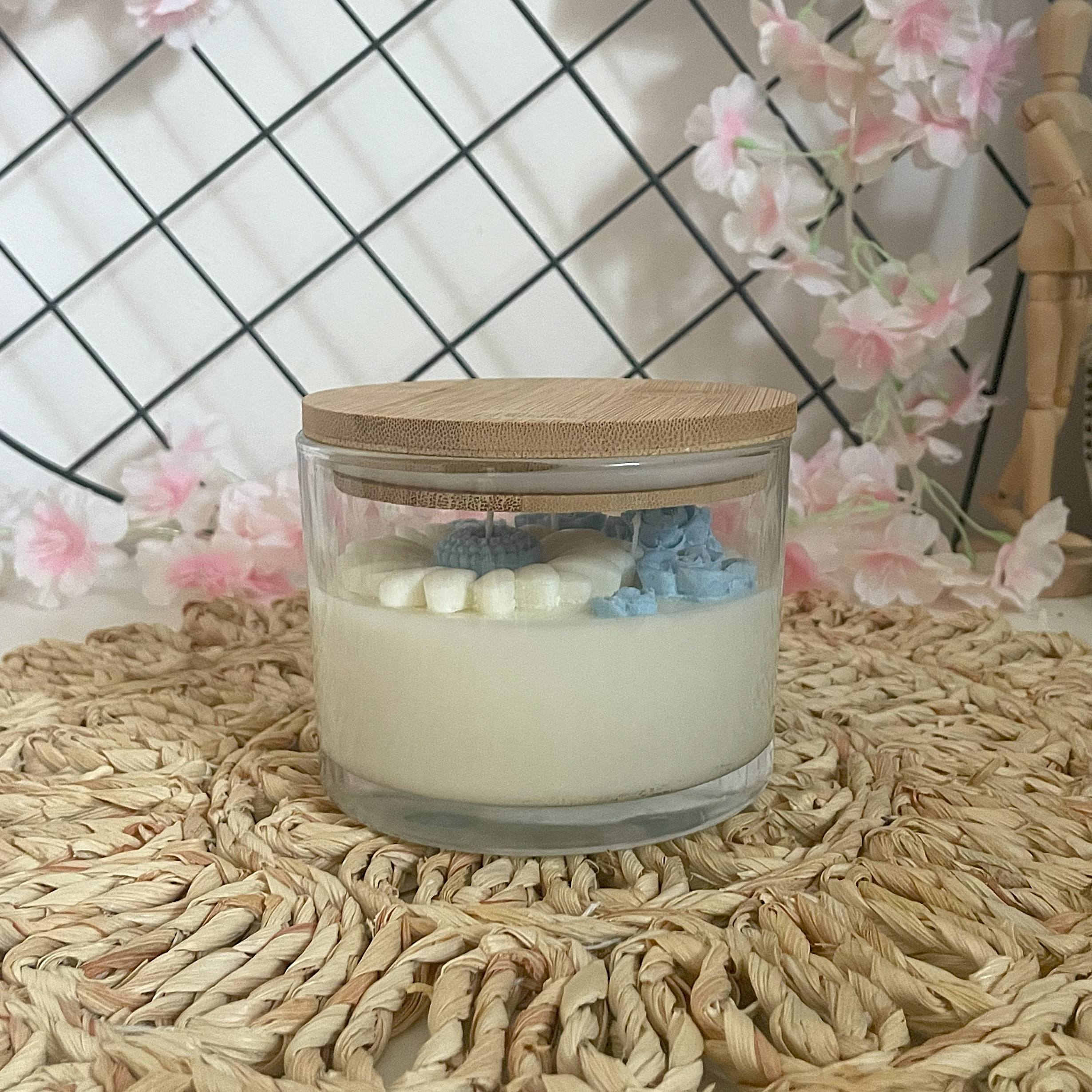 Delikatna świeca motywem kwiatów - obrazek 4