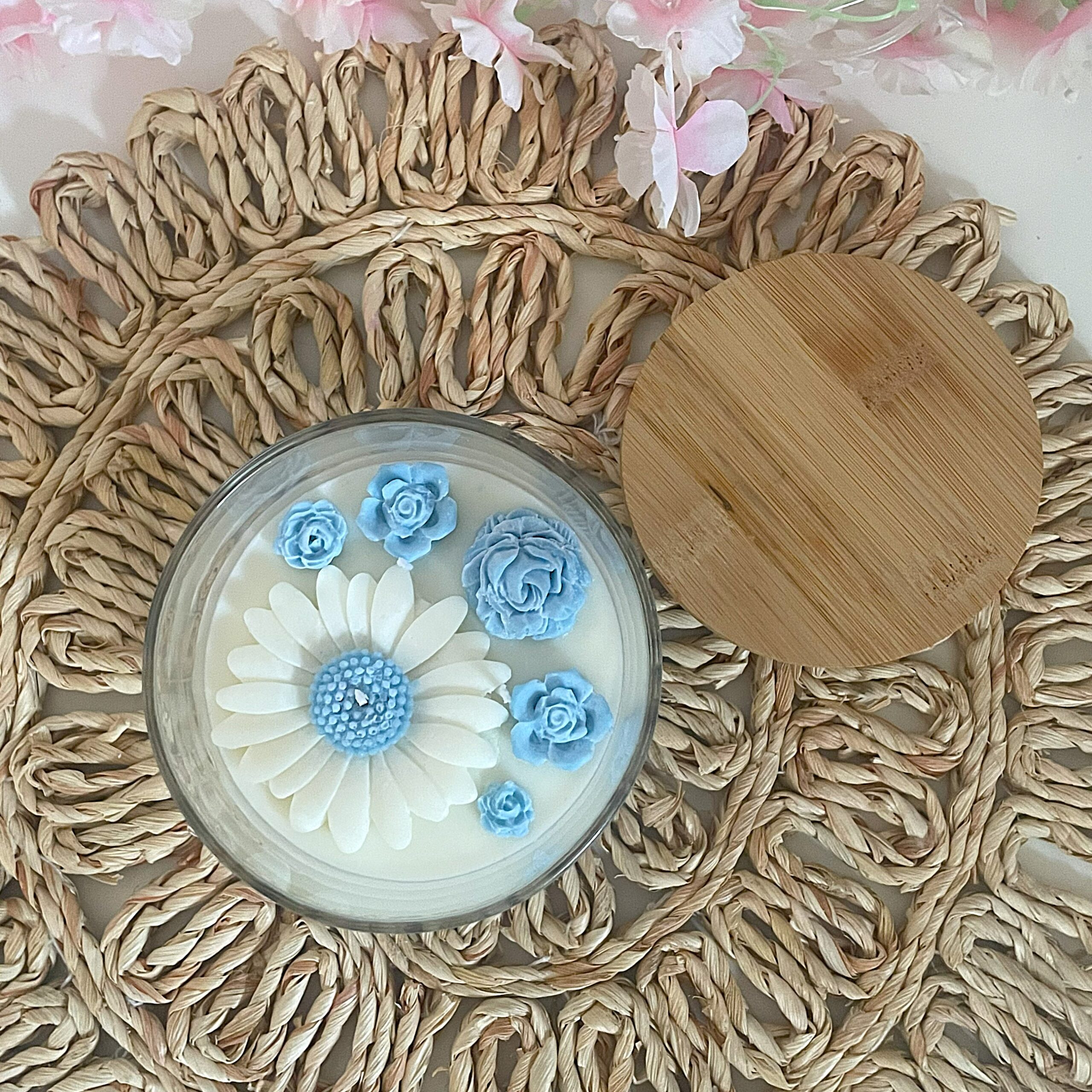 Delikatna świeca motywem kwiatów - obrazek 2