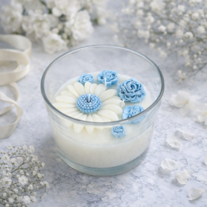 Delikatna świeca motywem kwiatów