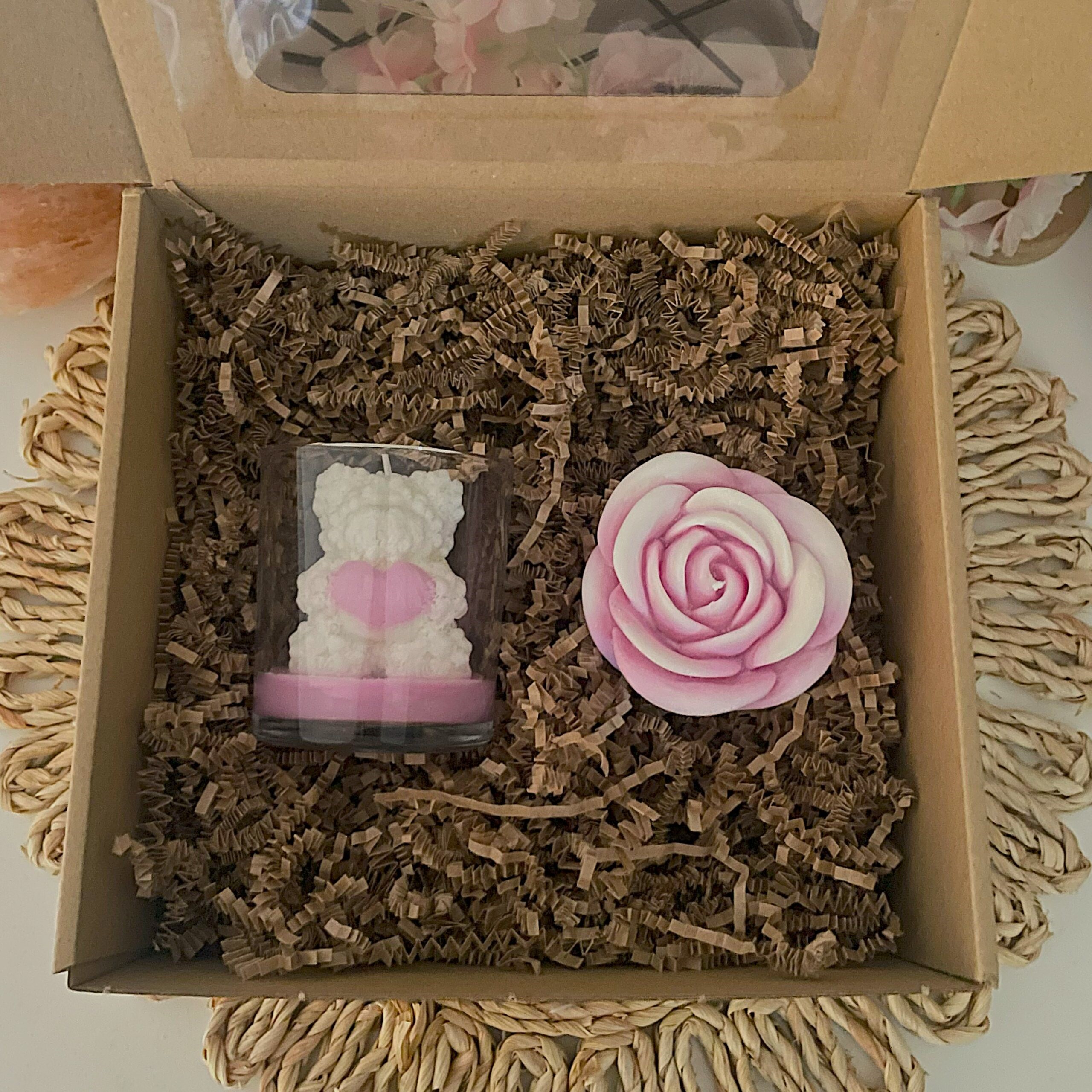 Box prezentowy miś w słoiczku i świeca w kształcie róży