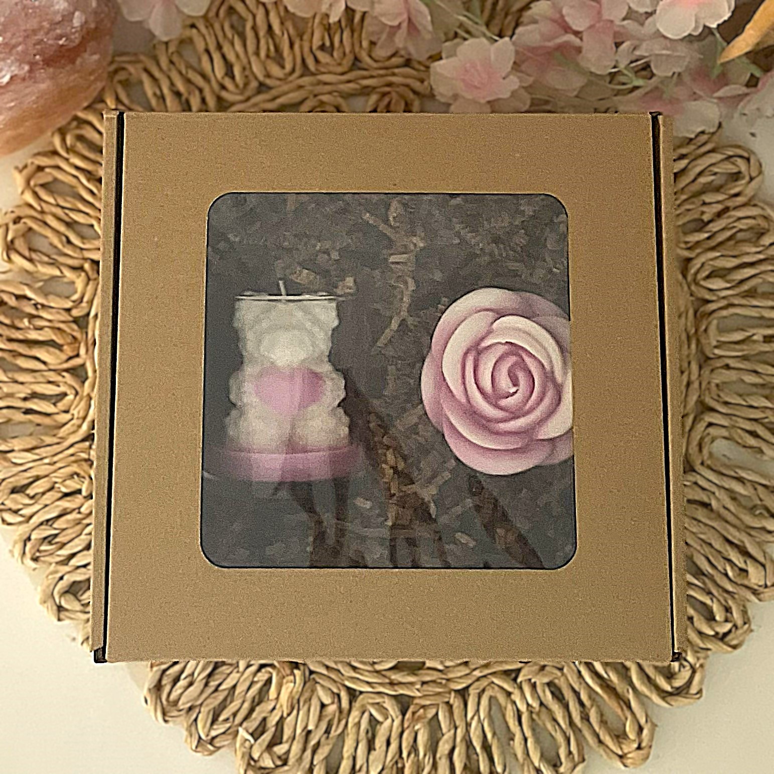 Box prezentowy miś w słoiczku i świeca w kształcie róży - obrazek 2