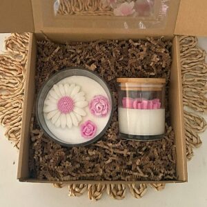 box-prezentowy-z-dwiema-swiecami-sojowymi-rozowy-motyw-z-kwiatami