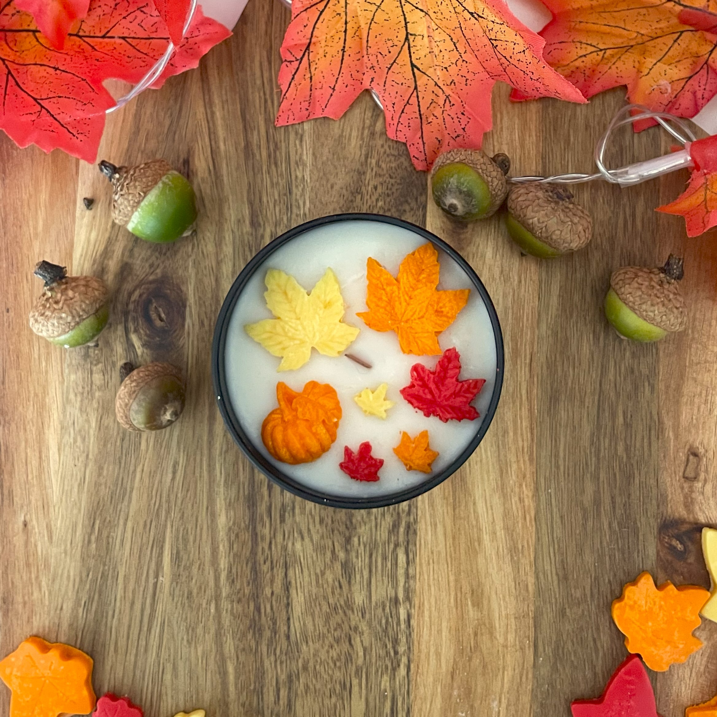 Jesienna świeca sojowa z listkami