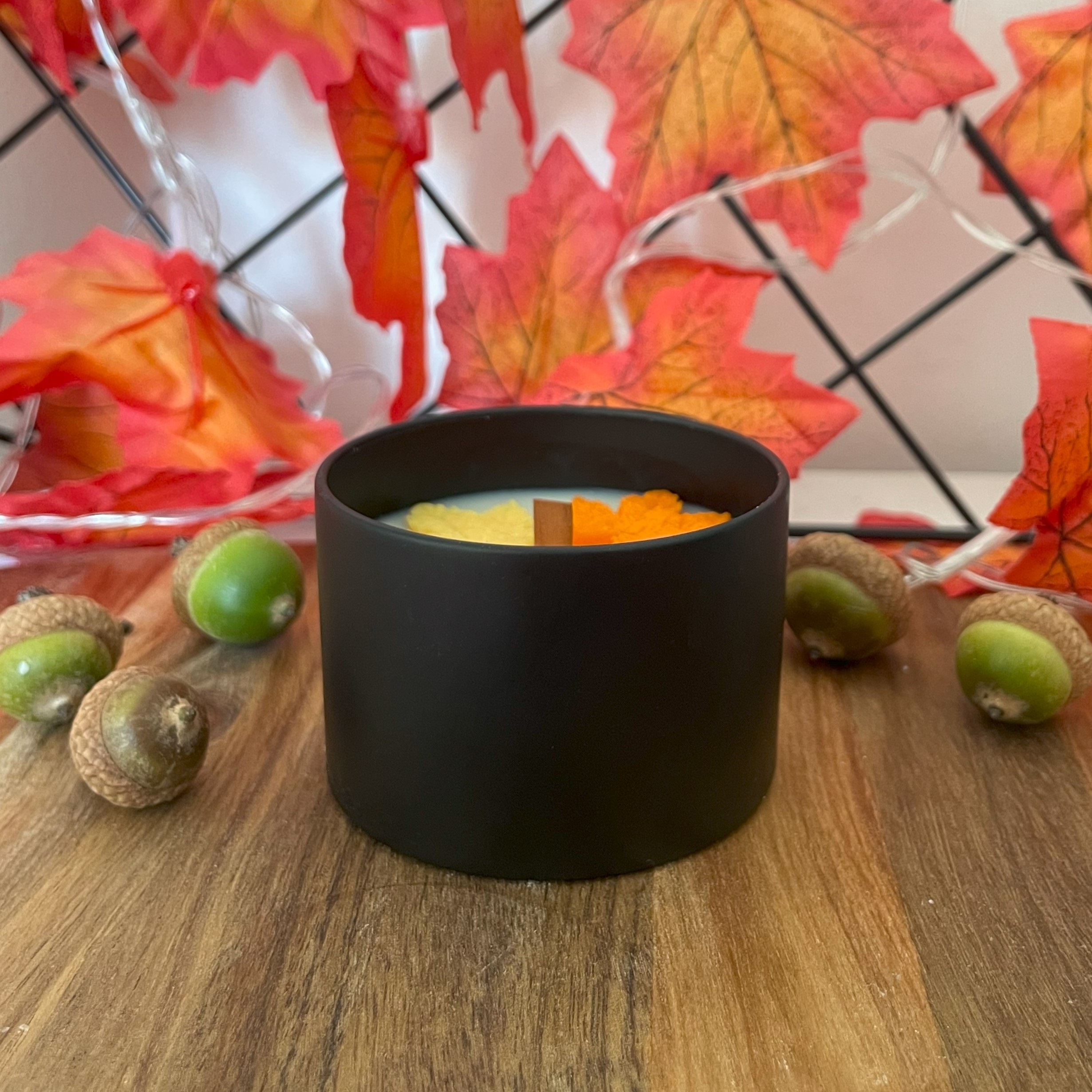 Jesienna świeca sojowa z listkami - obrazek 3