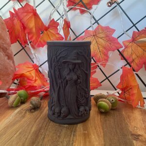 Świeca sojowa z motywem czarownicy