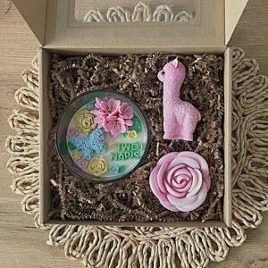 Zestaw prezentowy świeca z personalizowanym napisem + róża i alpaka