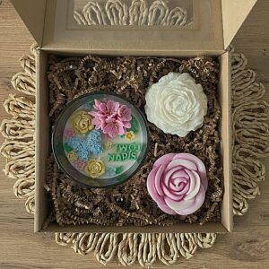 Zestaw prezentowy świeca z personalizowanym napisem + róża i piwonia