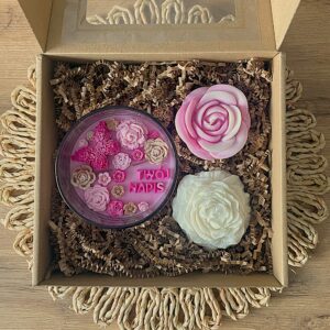 Zestaw prezentowy świeca z personalizowanym napisem + róża i piwonia