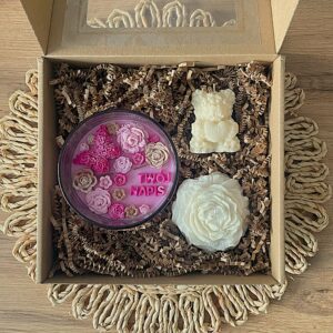 Zestaw prezentowy świeca z personalizowanym napisem + miś i piwonia