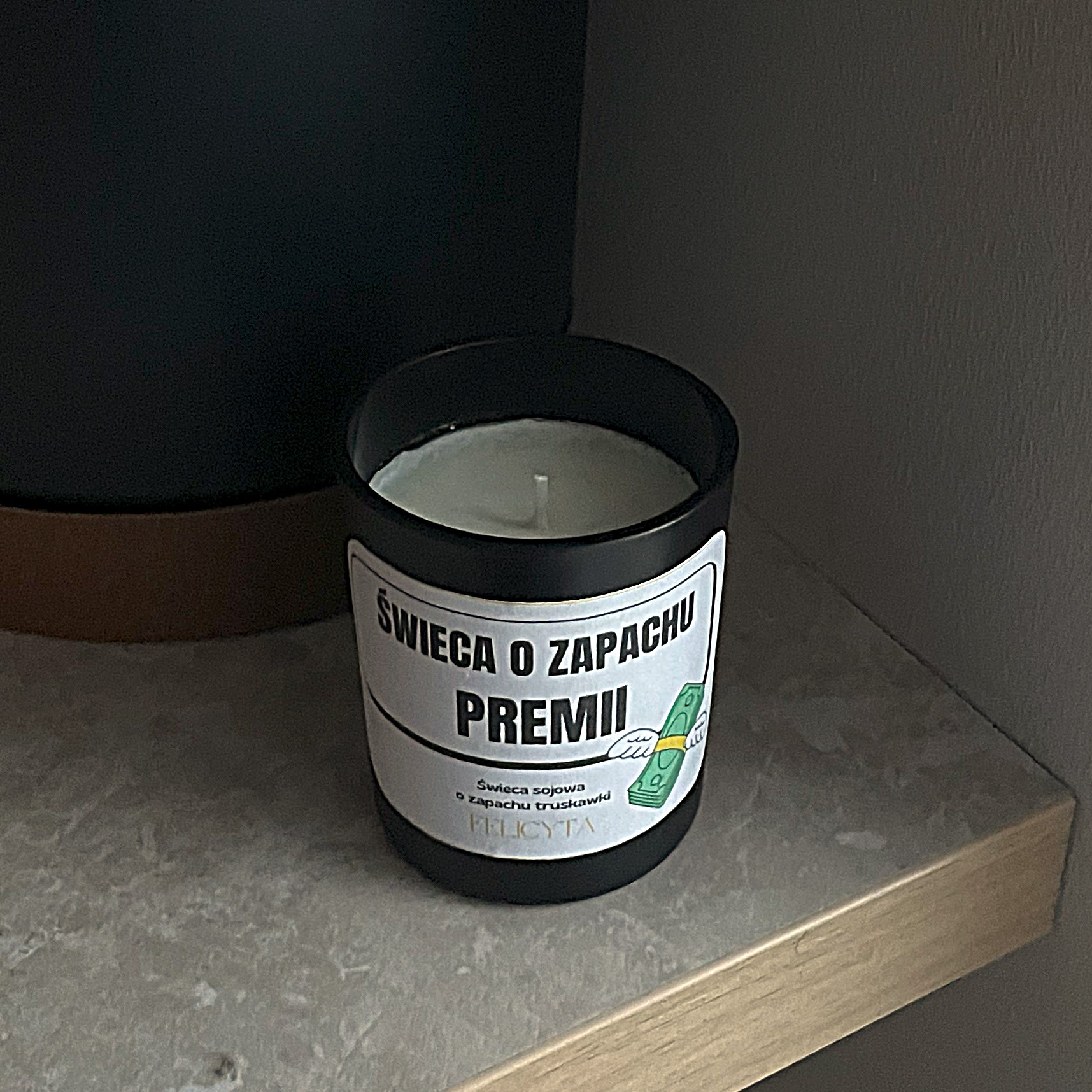 Świeca o zapachu premii - obrazek 3