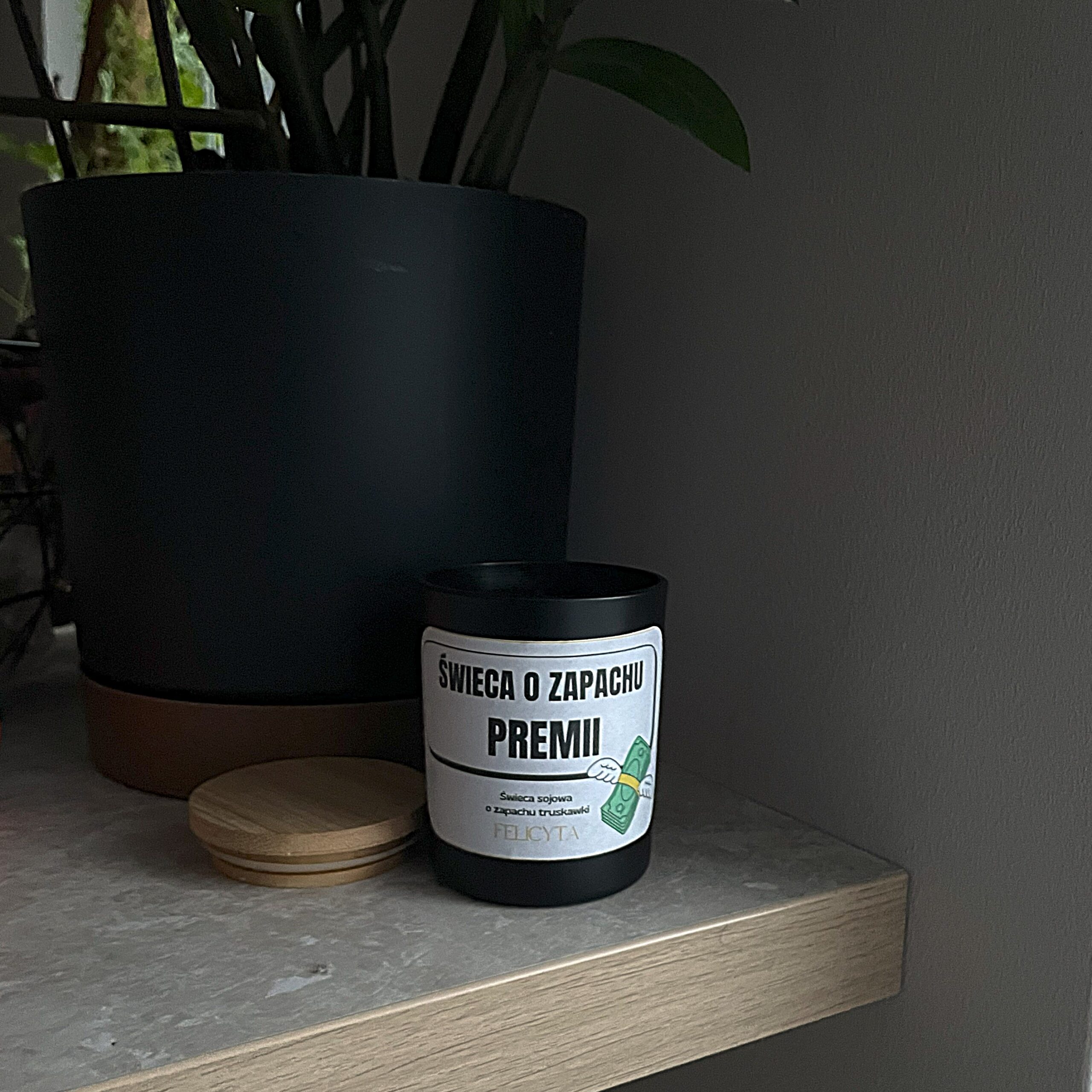 Świeca o zapachu premii - obrazek 2