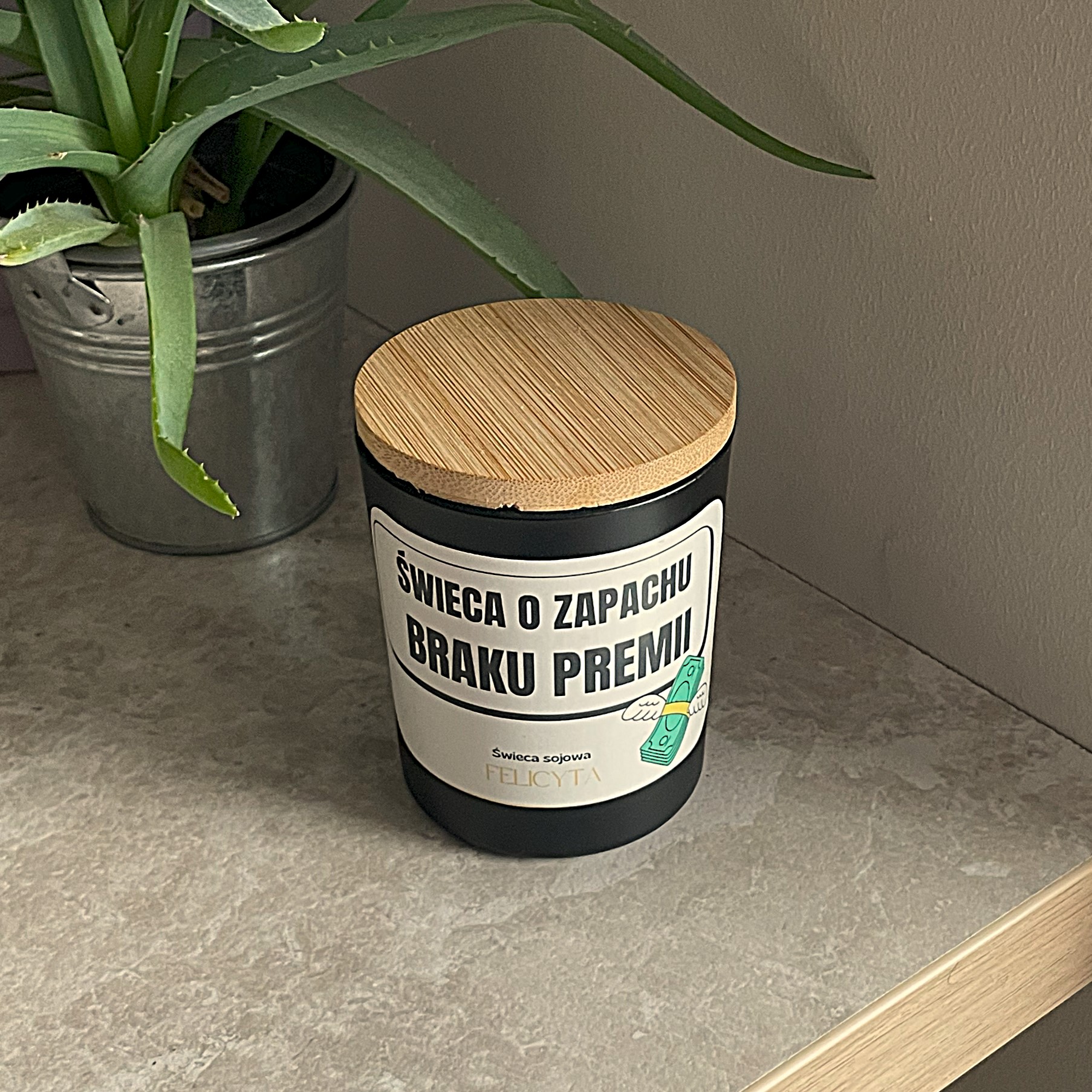 Świeca o zapachu braku premii - obrazek 5