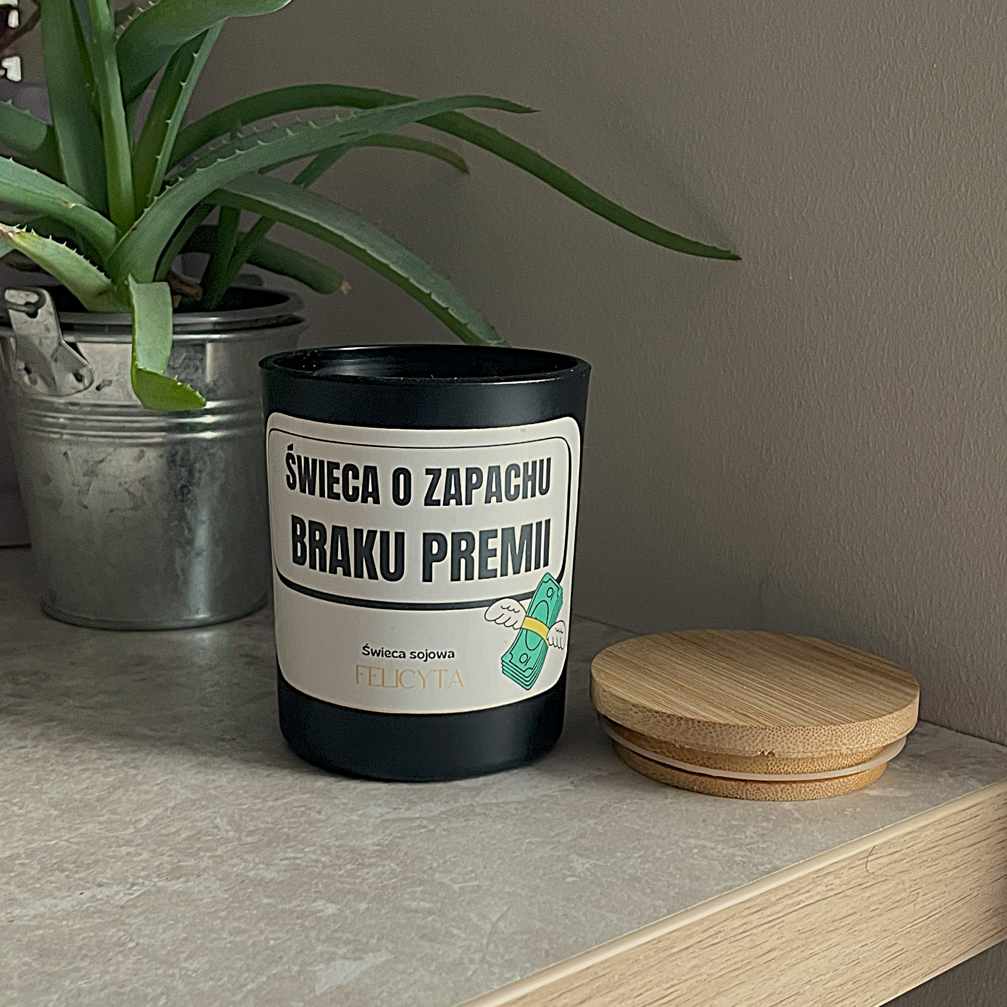 Świeca o zapachu braku premii - obrazek 2