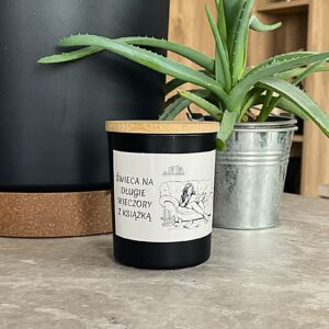 Świeca sojowa z etykietą „Świeca na długie wieczory z książką”