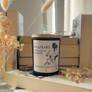 Świeca sojowa „Dla książkary, która nigdy nie mówi: mam już dość książek” wersja 2