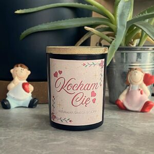 Walentynkowa świeca sojowa z napisem „Kocham Cię”