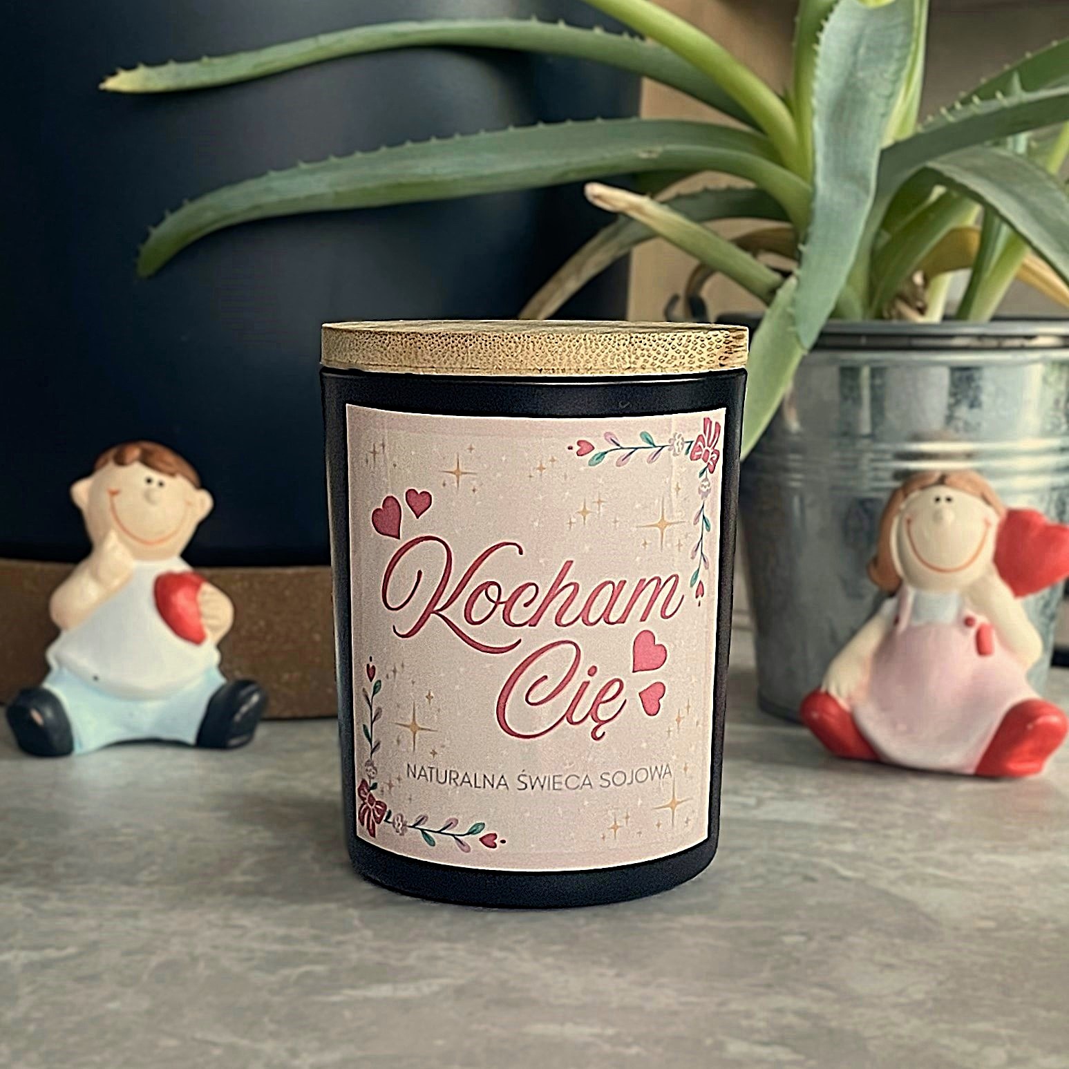 Walentynkowa świeca sojowa z napisem „Kocham Cię”